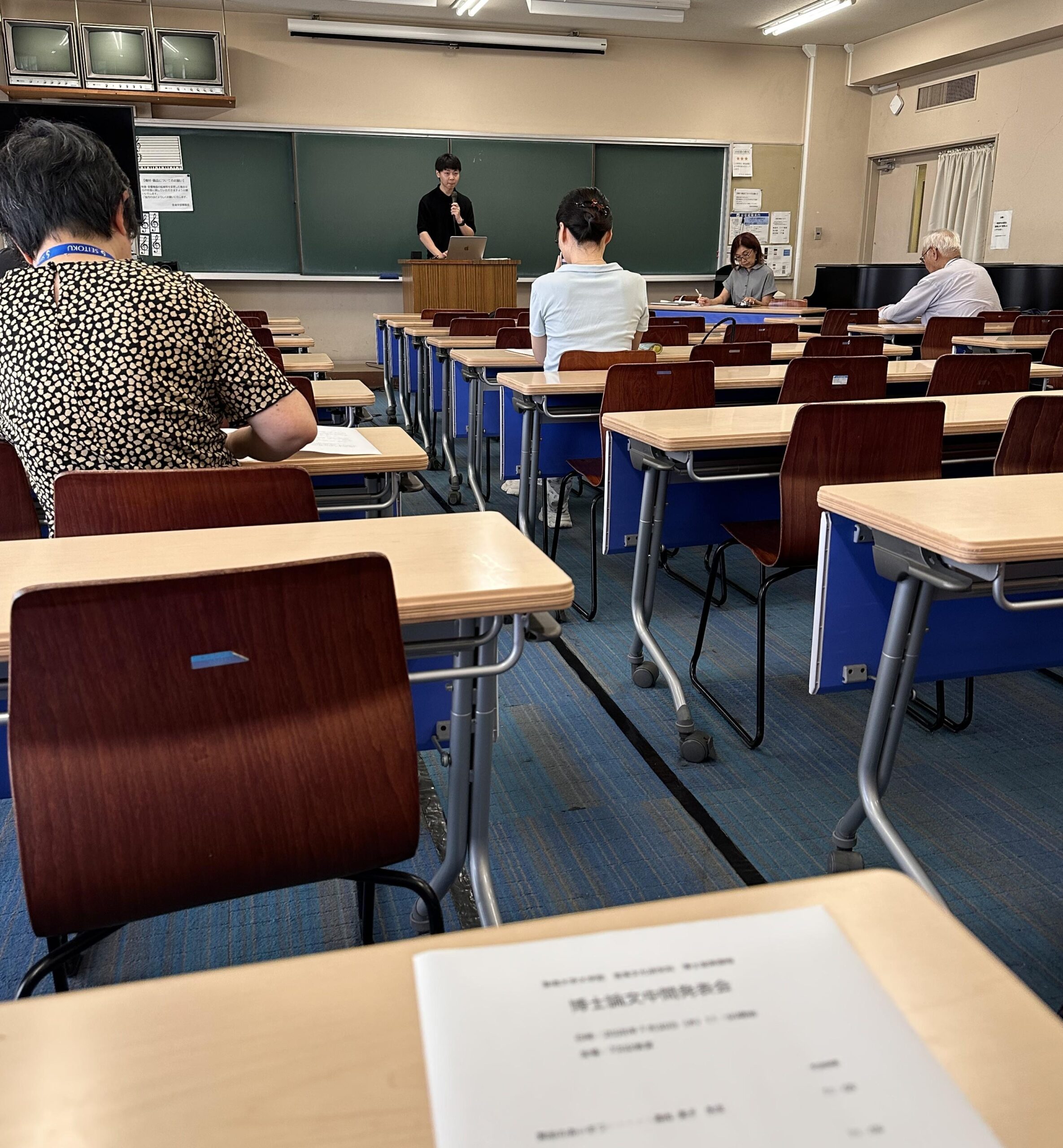 「博士論文中間発表会」が行われました